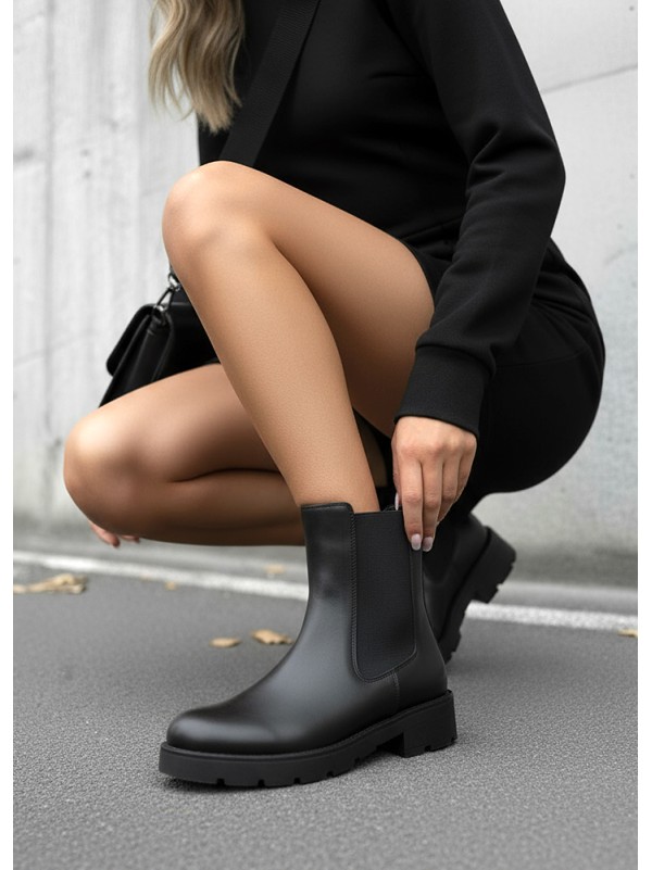 Жіночі шкіряні черевики з резинкою (Байка) чорного кольору 35995