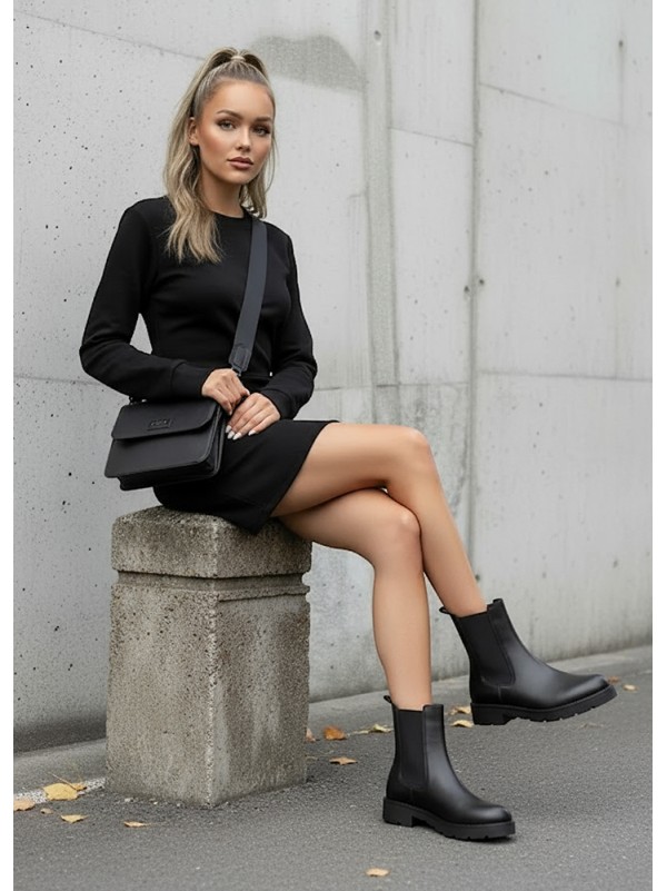 Жіночі шкіряні черевики з резинкою (Байка) чорного кольору 35995