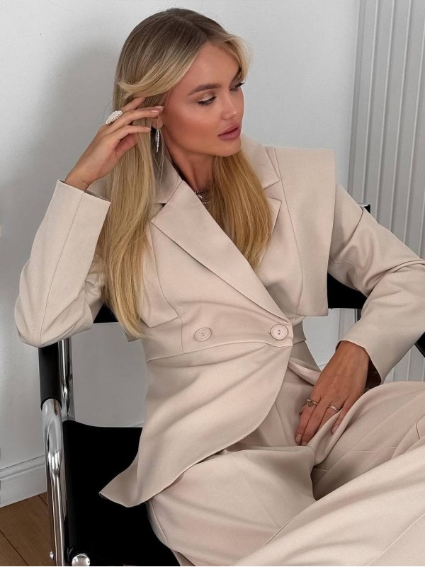 Жіночий класичний костюм бежевого кольору 36034