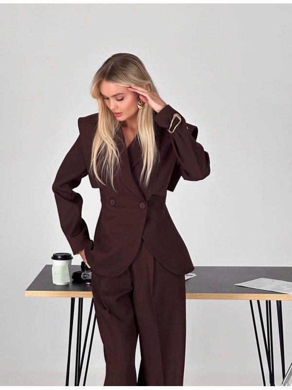Жіночий класичний костюм коричневого кольору 36036