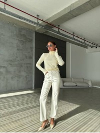 Жіночий теплий гольф молочного кольору 36041