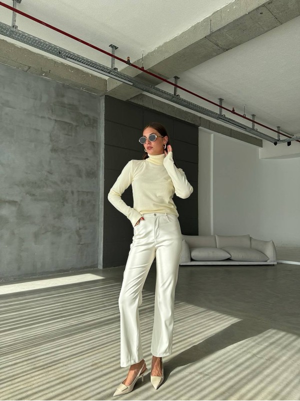 Жіночий теплий гольф молочного кольору 36041