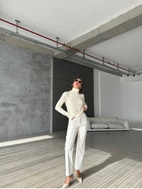 Жіночий теплий гольф молочного кольору 36041