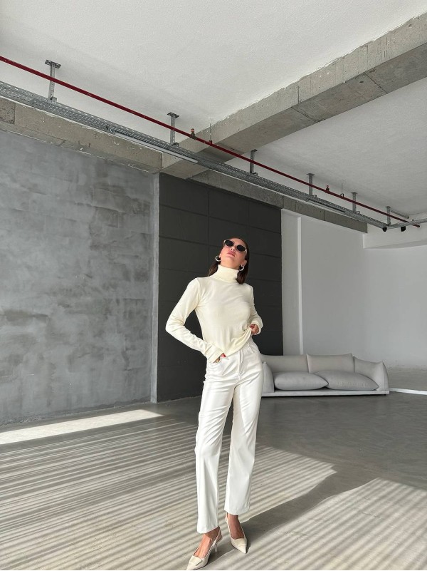 Жіночий теплий гольф молочного кольору 36041