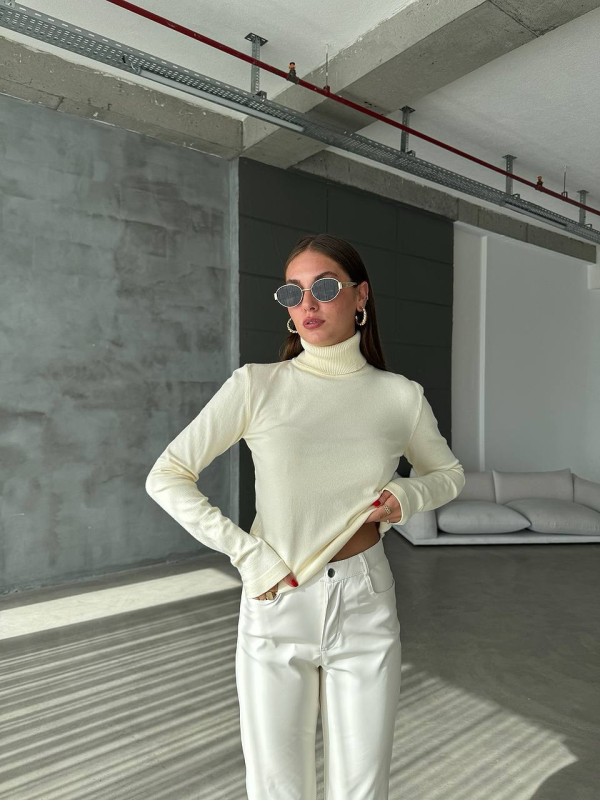 Жіночий теплий гольф молочного кольору 36041