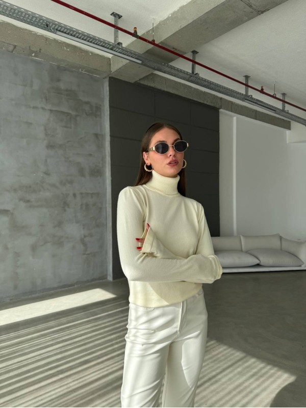 Жіночий теплий гольф молочного кольору 36041