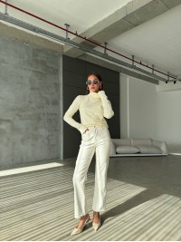 Жіночий теплий гольф молочного кольору 36041