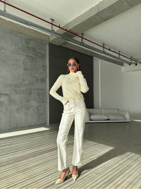 Жіночий теплий гольф молочного кольору 36041