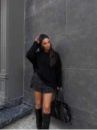 Жіночий об'ємний светр чорного кольору 36044