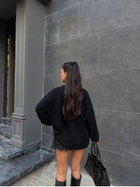 Жіночий об'ємний светр чорного кольору 36044