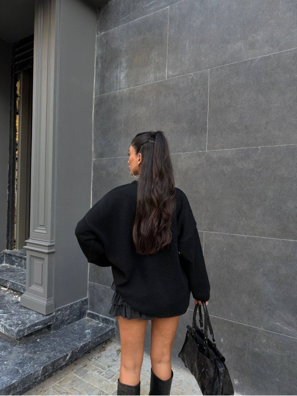 Жіночий об'ємний светр чорного кольору 36044