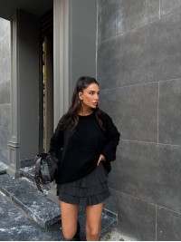 Жіночий об'ємний светр чорного кольору 36044