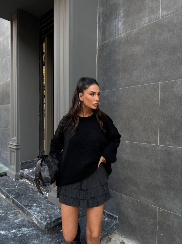 Жіночий об'ємний светр чорного кольору 36044