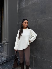 Жіночий об'ємний светр молочного кольору 36043