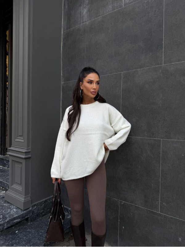 Жіночий об'ємний светр молочного кольору 36043