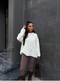 Жіночий об'ємний светр молочного кольору 36043