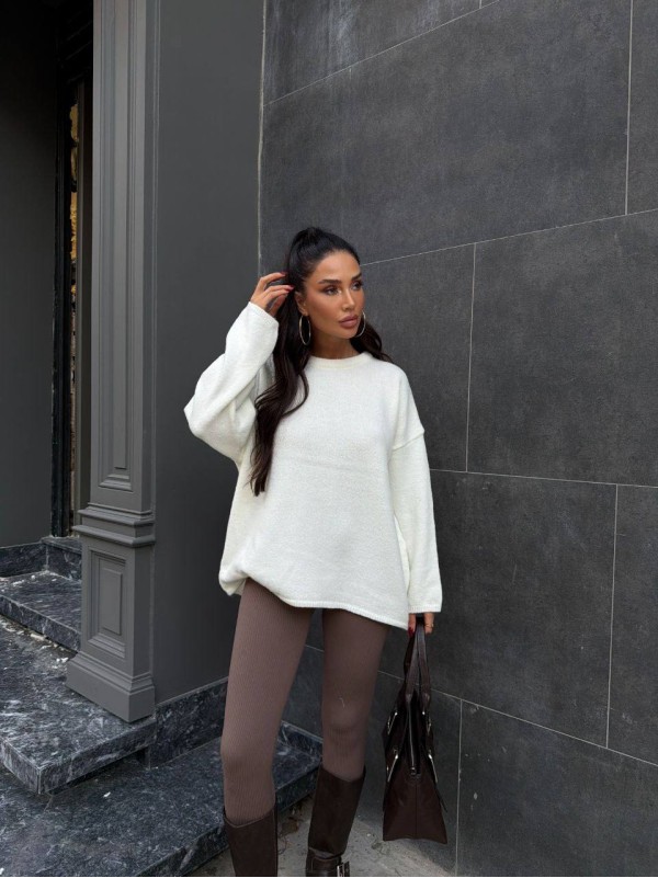 Жіночий об'ємний светр молочного кольору 36043