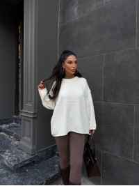 Жіночий об'ємний светр молочного кольору 36043