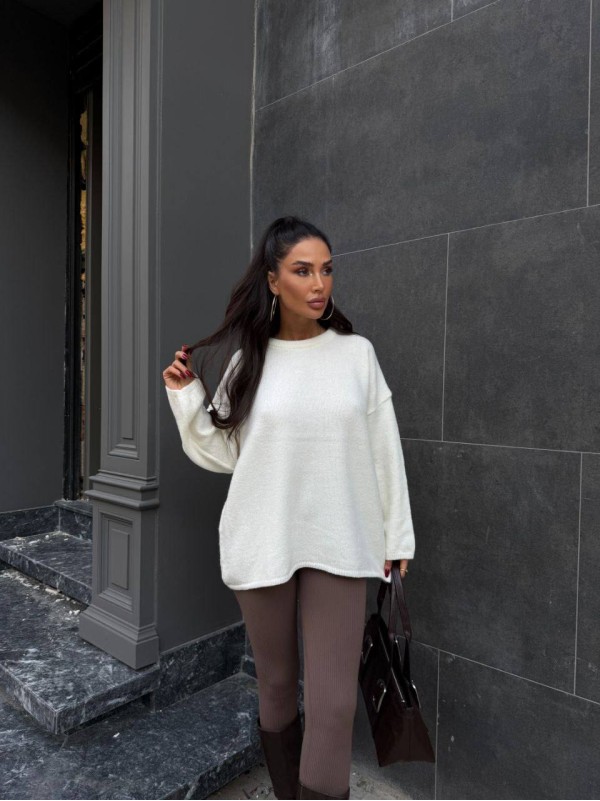 Жіночий об'ємний светр молочного кольору 36043