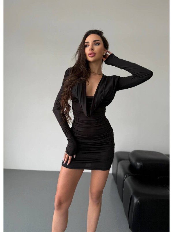 Сукня міні з вираженним декольте чорного кольору 36052