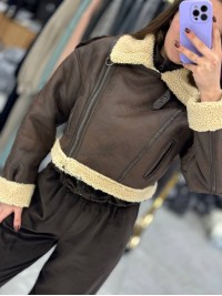 Жіноча вкорочена дублянка коричневого кольору 36055