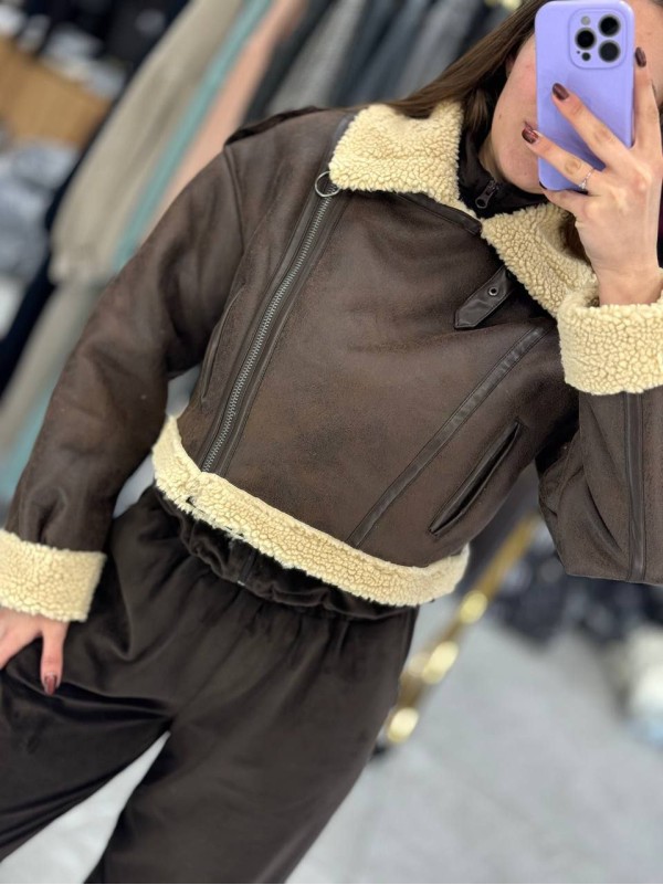 Жіноча вкорочена дублянка коричневого кольору 36055