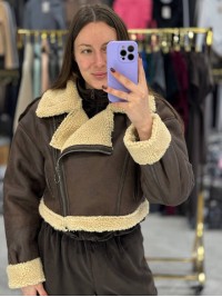 Жіноча вкорочена дублянка коричневого кольору 36055