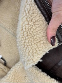 Жіноча вкорочена дублянка коричневого кольору 36055