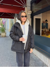 Жіноча зимова куртка чорного кольору 36058