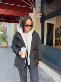 Жіноча зимова куртка чорного кольору 36058