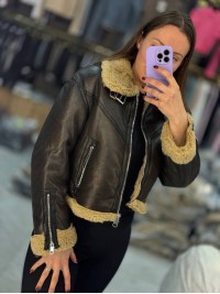 Жіноча вкорочена дублянка з еко-шкiри коричневого кольору 36065