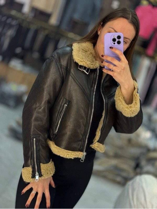 Жіноча вкорочена дублянка з еко-шкiри коричневого кольору 36065