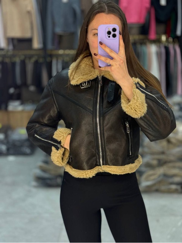 Жіноча вкорочена дублянка з еко-шкiри коричневого кольору 36065