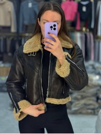 Жіноча вкорочена дублянка з еко-шкiри коричневого кольору 36065