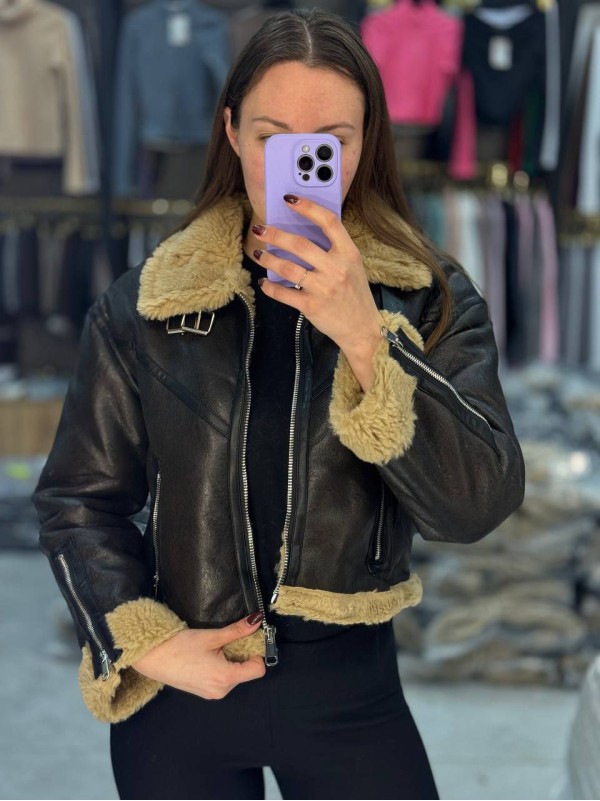 Жіноча вкорочена дублянка з еко-шкiри коричневого кольору 36065