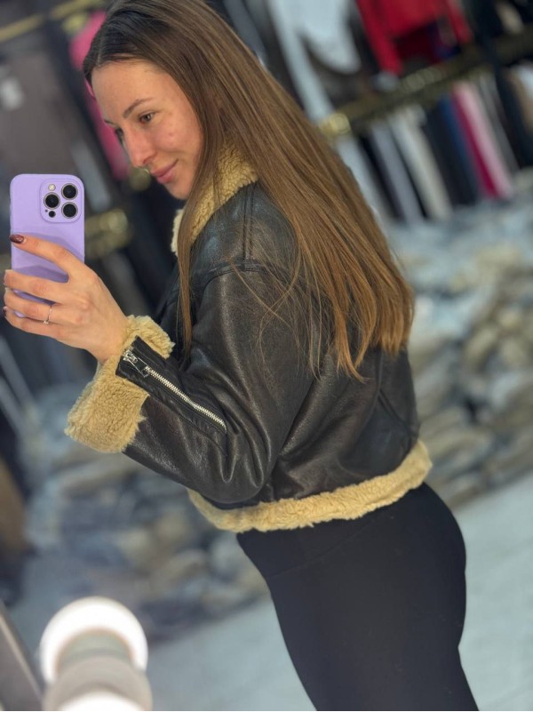 Жіноча вкорочена дублянка з еко-шкiри коричневого кольору 36065