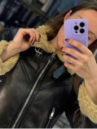 Жіноча вкорочена дублянка з еко-шкiри коричневого кольору 36065