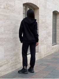 Жіночий теплий костюм із змійкою чорного кольору 25637