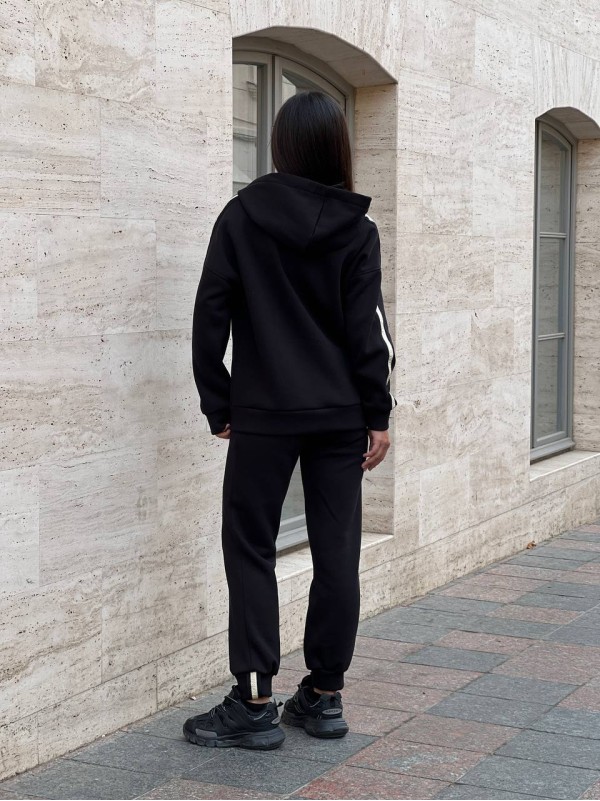 Жіночий теплий костюм із змійкою чорного кольору 25637