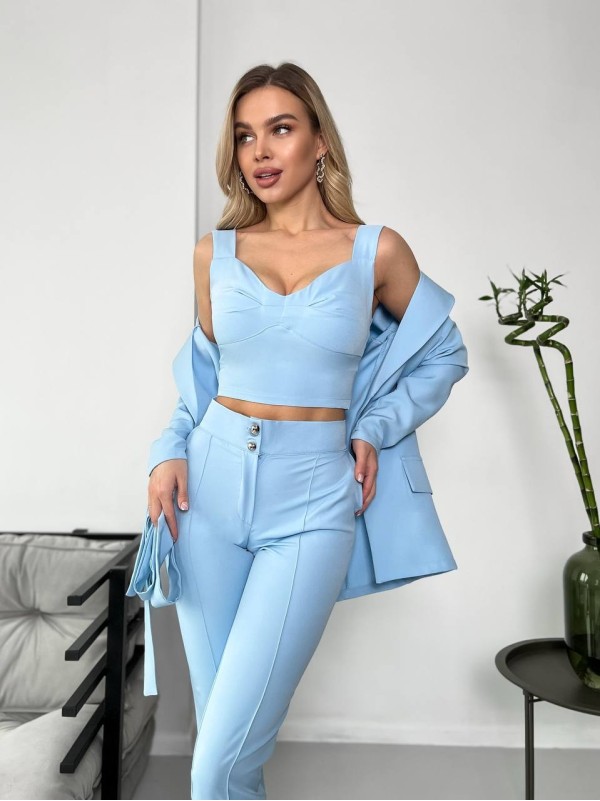 Жіночий стильний костюм-трійка блакитного кольору 25777