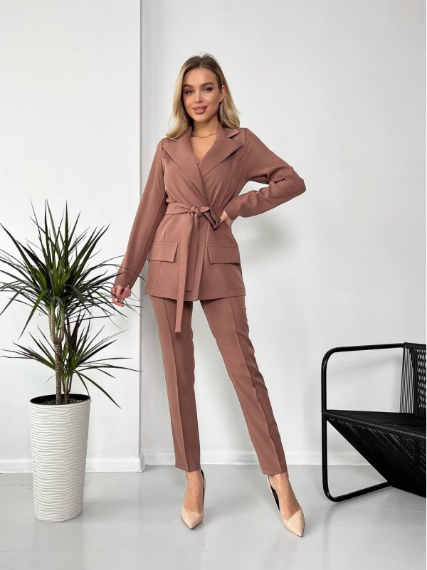 Жіночий стильний костюм-трійка кавового кольору 25778