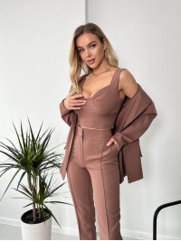 Жіночий стильний костюм-трійка кавового кольору 25778