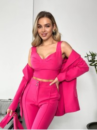 Жіночий стильний костюм-трійка малинового кольору 25779