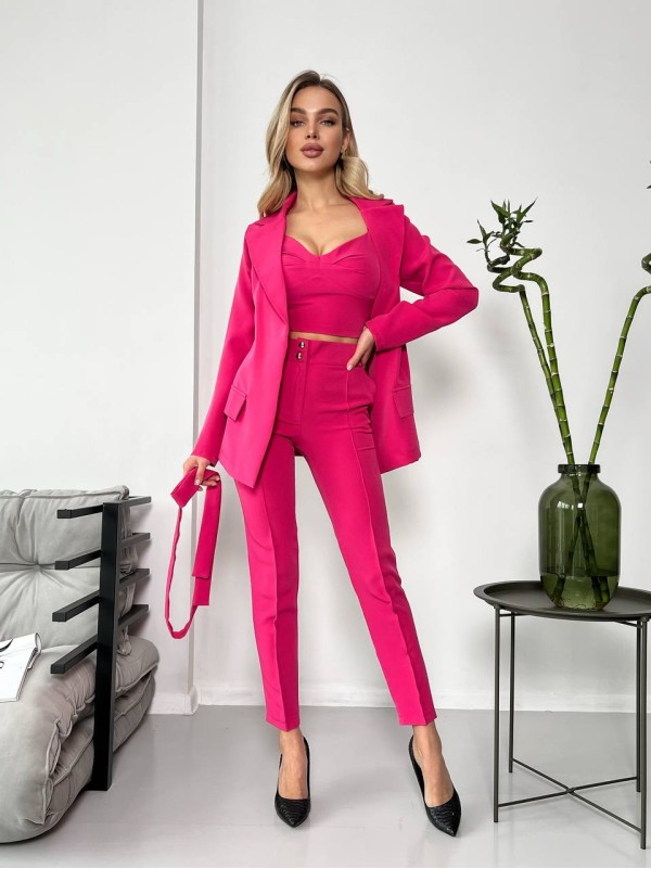 Жіночий стильний костюм-трійка малинового кольору 25779