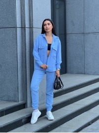 Жіночий костюм із мікровельвету на кнопках блакитного кольору 26049