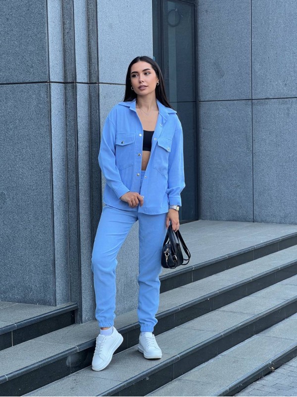 Жіночий костюм із мікровельвету на кнопках блакитного кольору 26049