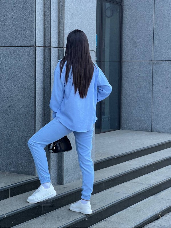 Жіночий костюм із мікровельвету на кнопках блакитного кольору 26049