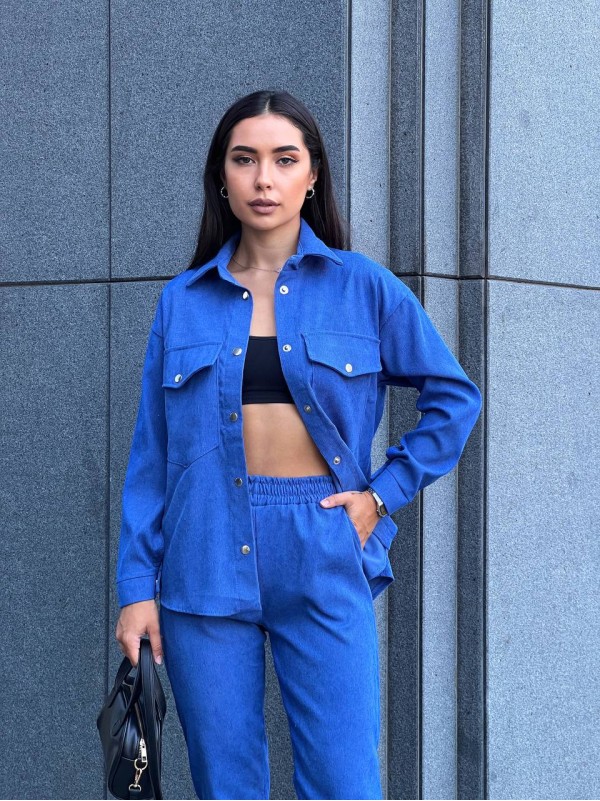 Жіночий костюм із мікровельвету на кнопках синього кольору 26050