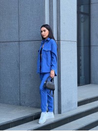 Жіночий костюм із мікровельвету на кнопках синього кольору 26050