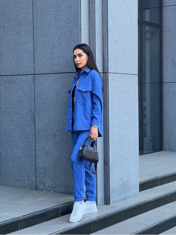 Жіночий костюм із мікровельвету на кнопках синього кольору 26050